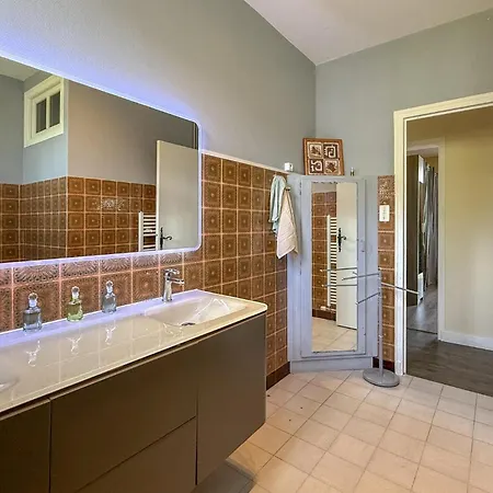 5 Bedroom Amazing In *